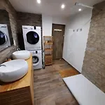 Charmante Dependance En Rez De Jardin D'une Maison *